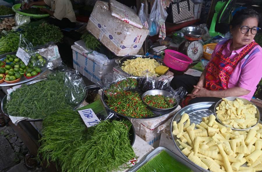 [ Maeklong Railway Market, Samut Songkhram, Thailand ]