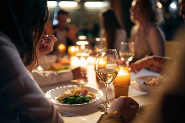 Dining Etiquette : Waiting for Everyone to Be Served Before Eating